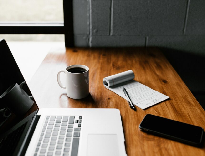 andrew-neel-cckf4TsHAuw-unsplash Ley relativa a trabajadores de plataformas digitales