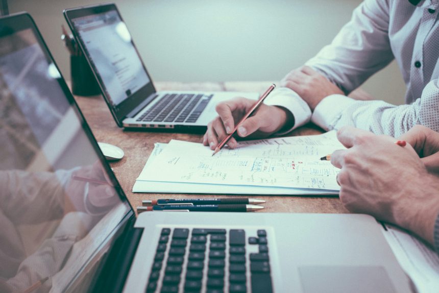 scott-graham-5fNmWej4tAA-unsplash Proyecto de ley sobre competitividad