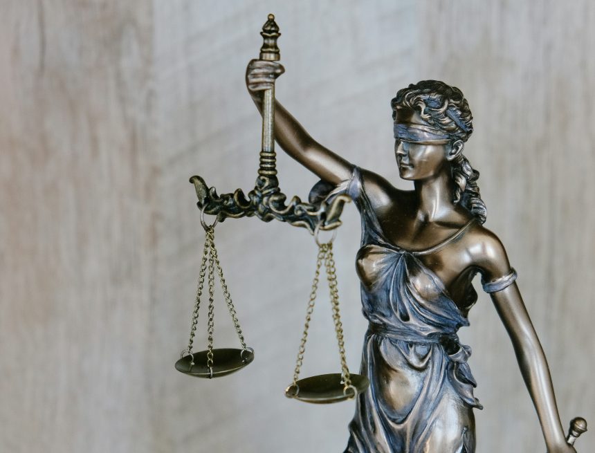tingey-injury-law-firm-DZpc4UY8ZtY-unsplash (1) VIOLENCIA VICARIA.- Cuando la violencia alcanza a las infancias. Dra. Elena Levin | Abogada.