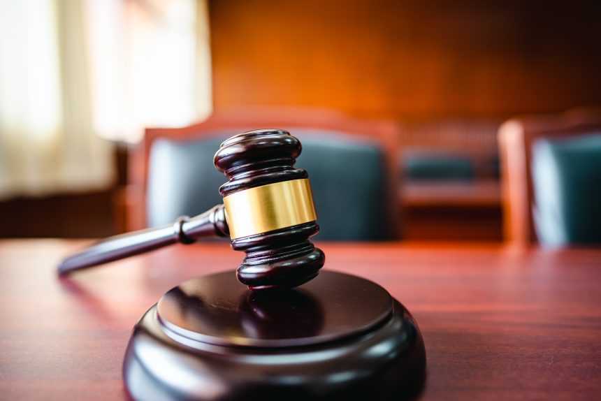 Wooden court gavel on wood table in courtroom,judge and trial. Auction. Law and Justice, Legality concept, Judge. Filicidio evitado en Brasil