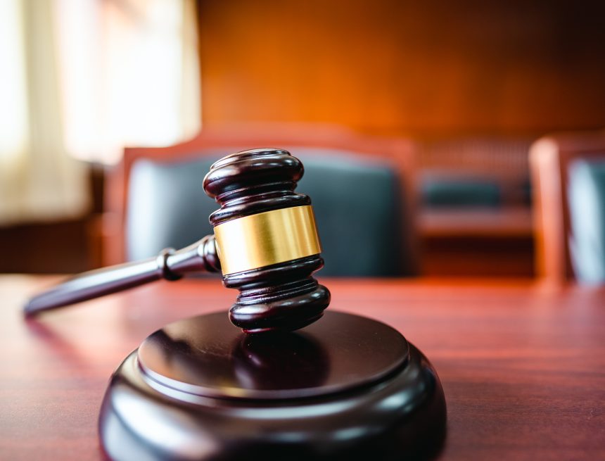 Wooden court gavel on wood table in courtroom,judge and trial. Auction. Law and Justice, Legality concept, Judge. Filicidio evitado en Brasil